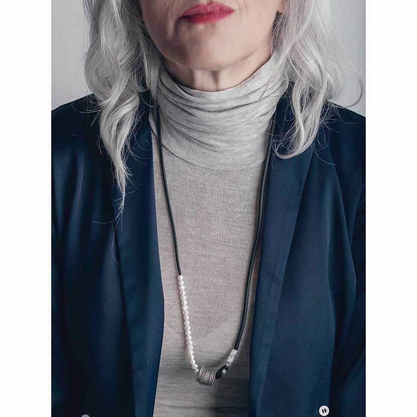 Pear & Fine pewter daringly long necklace: Kanel