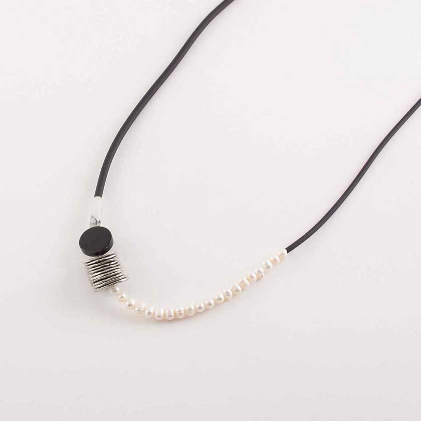 Pear & Fine pewter daringly long necklace: Kanel