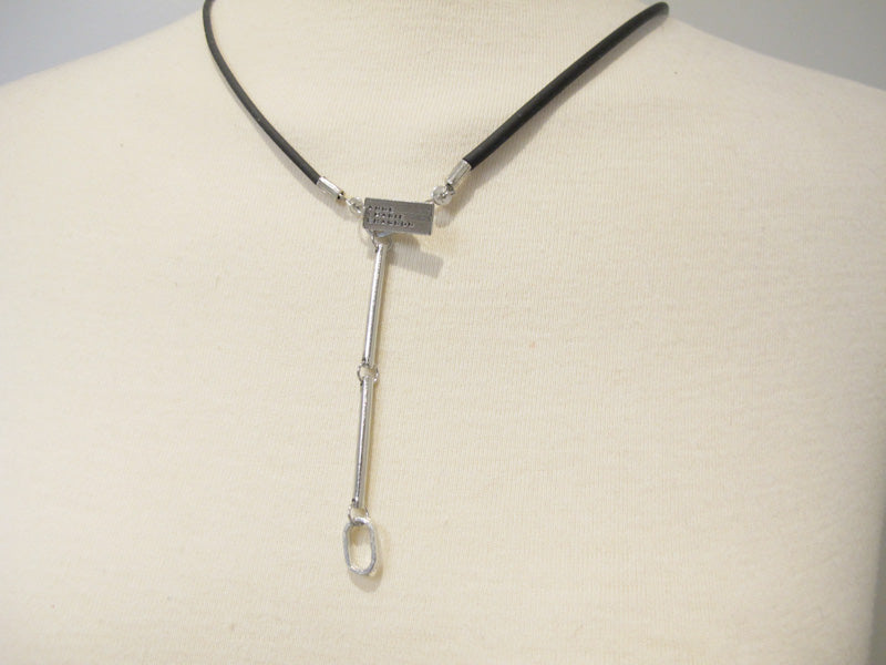Pear & Fine pewter daringly long necklace: Kanel