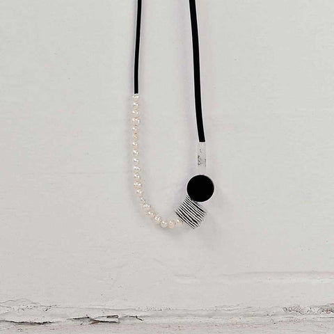 Pear & Fine pewter daringly long necklace: Kanel